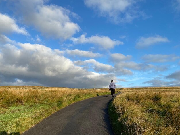 Photo woman walking in the countryside