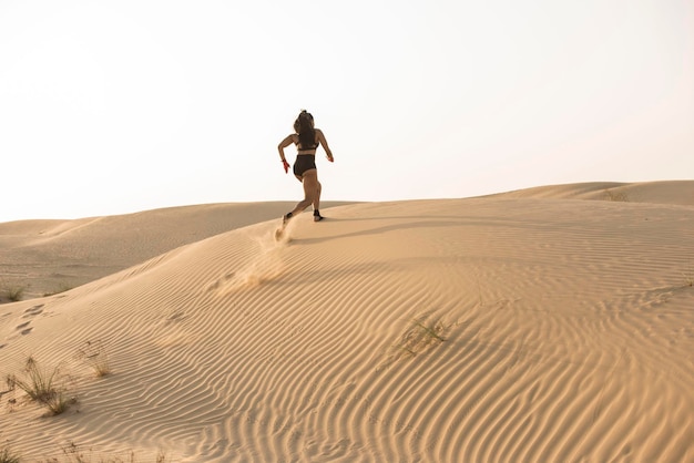 Photo woman walking in desert