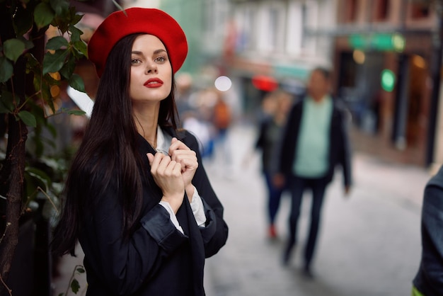 Photo woman walking down an old city street in a crowd sociophobia fear of crowds fear of people panic attack