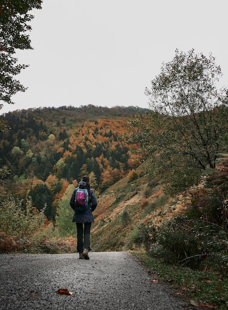 가을 Irati 숲에서 하이킹 산에서 길을 걷는 여자