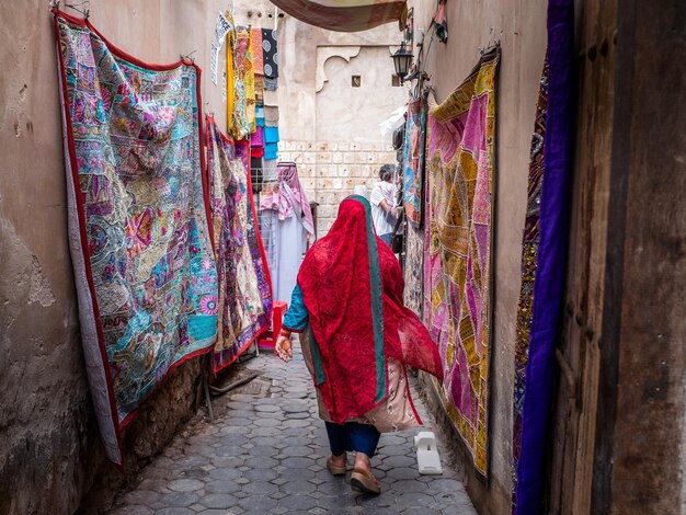 Photo woman walking in dubai