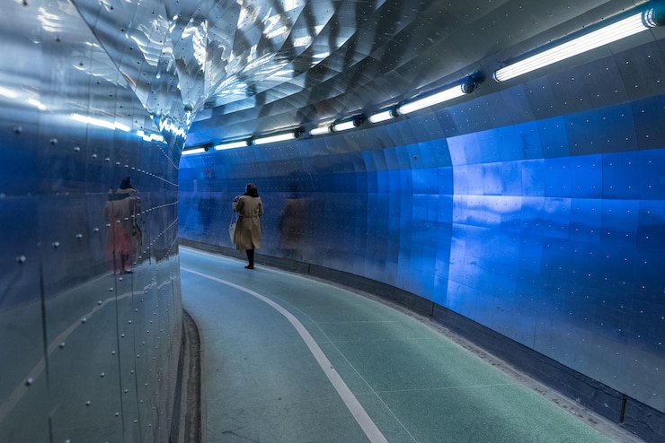 Photo woman walking in illuminated subway station