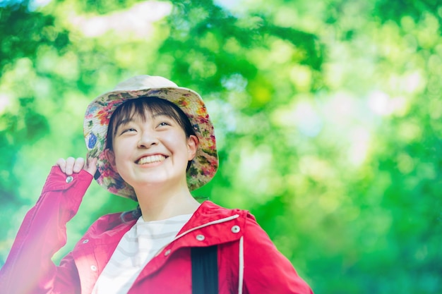 신록의 산을 걷는 여자