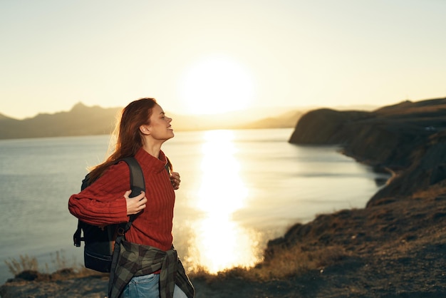 自然の山を歩く女性旅行風景