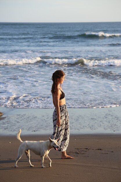 海の近くを歩く女性