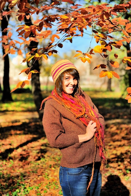 Donna che cammina all'aperto nel parco autunnale