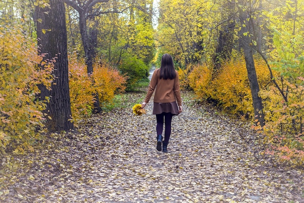 公園を歩いている女性