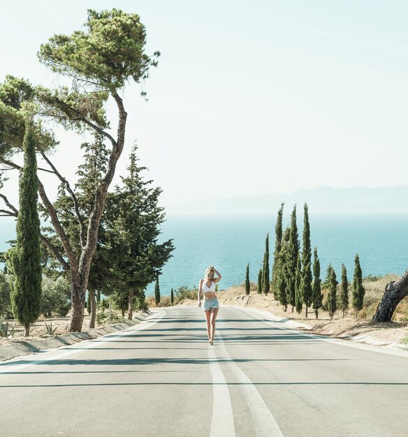 Photo woman walking on road