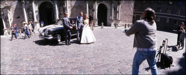 Foto donna che cammina per strada