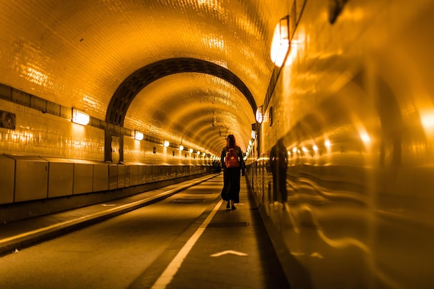 Foto donna che cammina in metropolitana