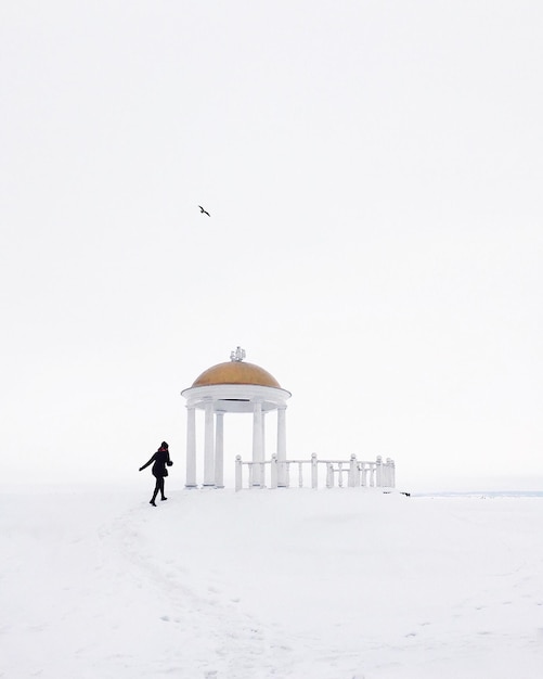 Foto donna che cammina verso il gazebo