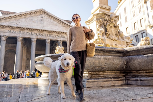 ローマのパンテオンの近くで彼女の犬と一緒に歩いている女性