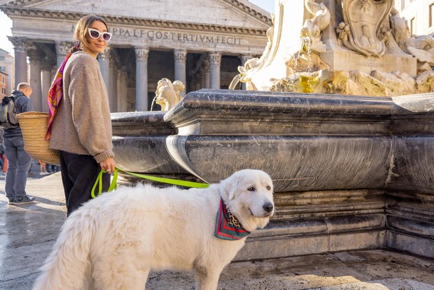 ローマのパンテオンの近くで彼女の犬と一緒に歩いている女性