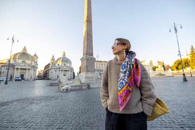 아침 시간에 로마 도시의 포폴로 광장을 걷는 여성