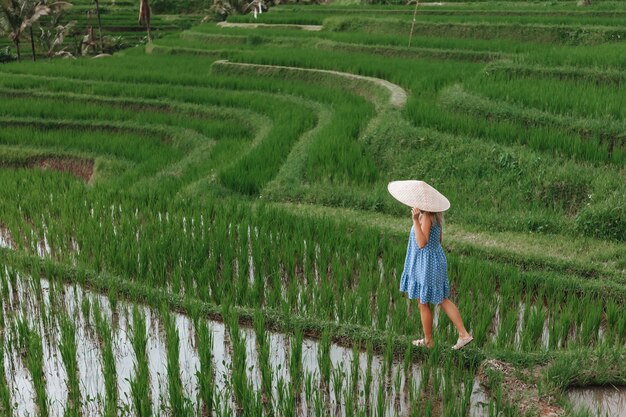 발리의 계단식 논을 걷는 여성