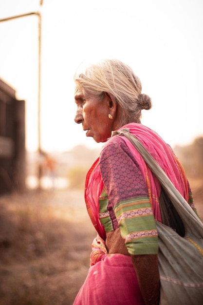 Photo a woman walks on the road in india.