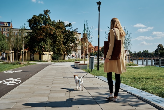 Foto la donna cammina con il cane