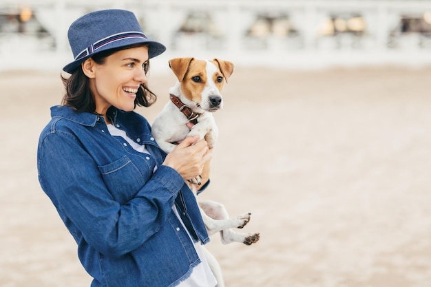 小型犬と散歩する女性