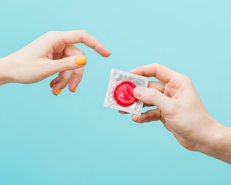 Photo woman wanting to get a condom from a man