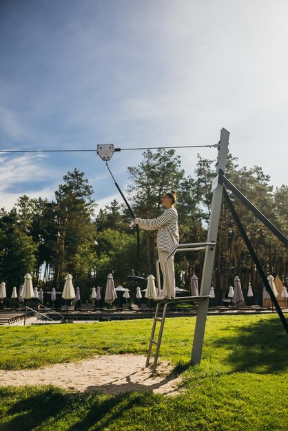 Woman wants to go bungee in the rope park