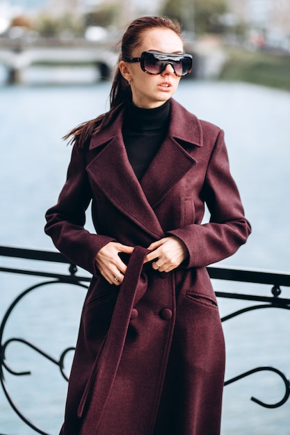 Photo woman in a warm coat outdoors