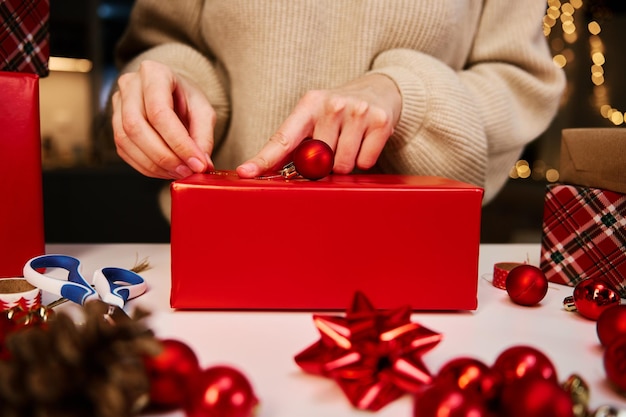 暖かいセーター包装ギフト ボックスの女性クラフト ペーパー プレゼント冬の休日のクリスマスと