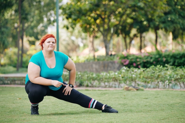 Donna in fase di riscaldamento nel parco