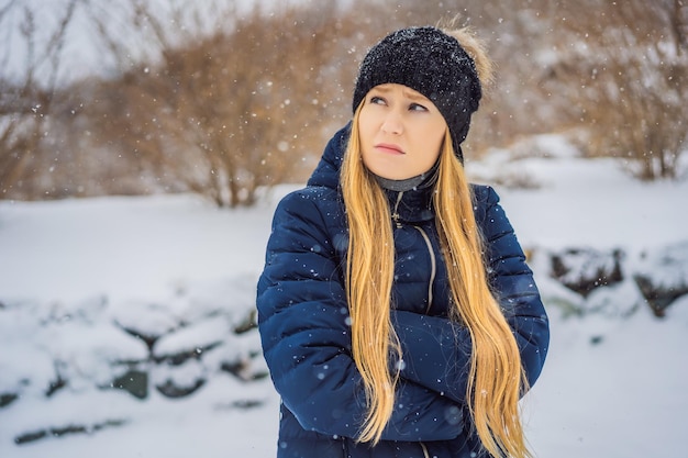 女性は降雪の下で冬に非常に凍っていた 冬の問題