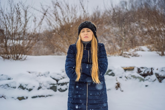 Женщина сильно замерзла зимой под снегопадом Зимние проблемы