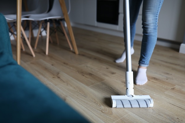 Photo woman washes floor with mop services of cleaning companies