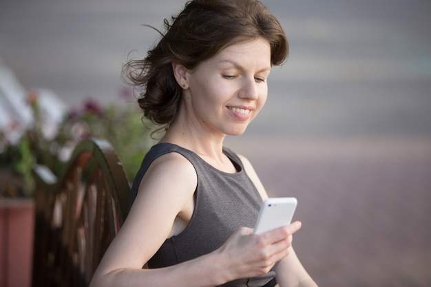 Donna che guarda il suo smartphone