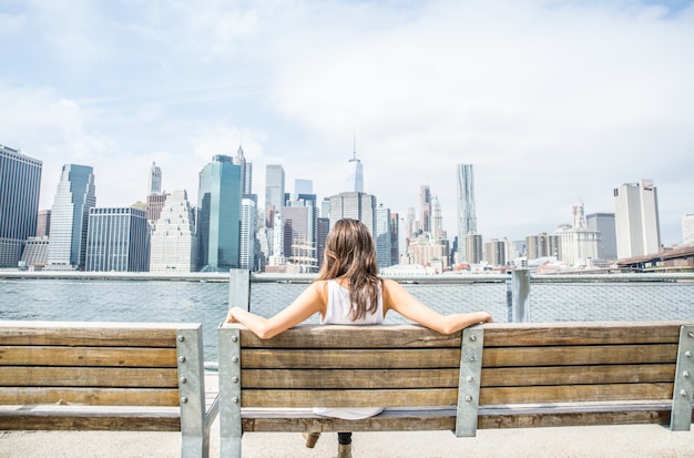 Donna che guarda l'orizzonte di new york