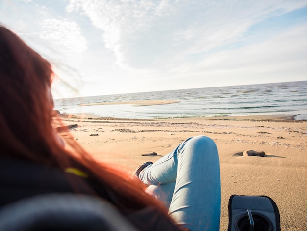 ビーチで海を見ている女性