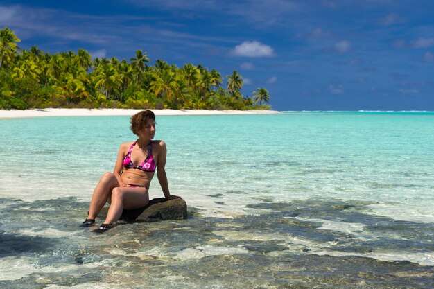 Photo woman watching turquoise lagoon