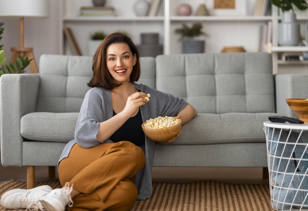 テレビを見ている女性