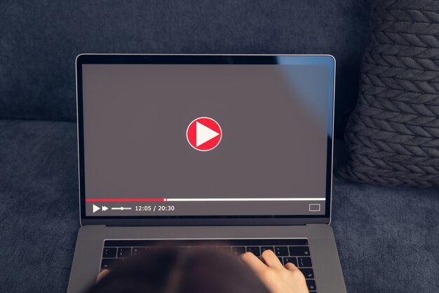 Photo woman watching video online on laptop