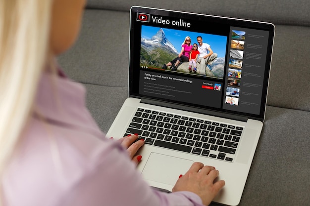 Photo woman watching videos online on laptop.