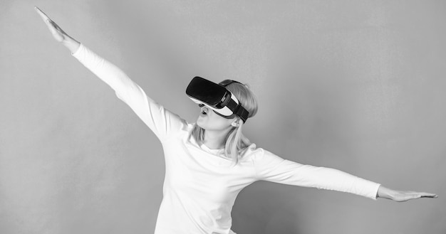 Photo woman watching virtual reality vision woman using virtual reality headset woman wearing virtual