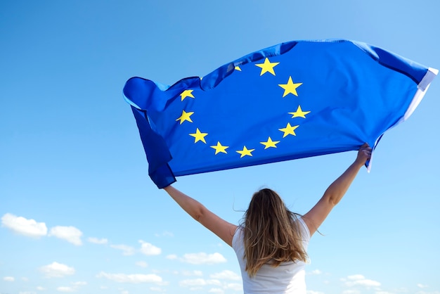Фото Женщина размахивает флагом европейского союза
