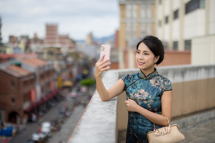 Photo 女人穿着<unk>衫,用手机拍照