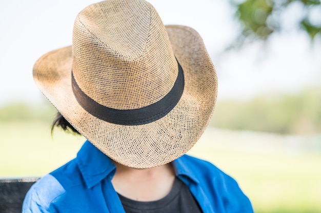 Foto il cappello di usura della donna si siede il sonno in campagna