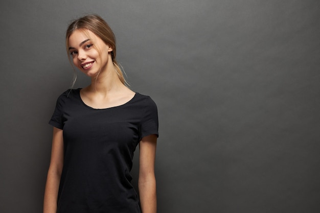 Photo woman wearing black blank t-shirt