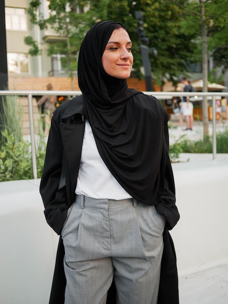 Photo a woman wearing a black hijab and a white shirt