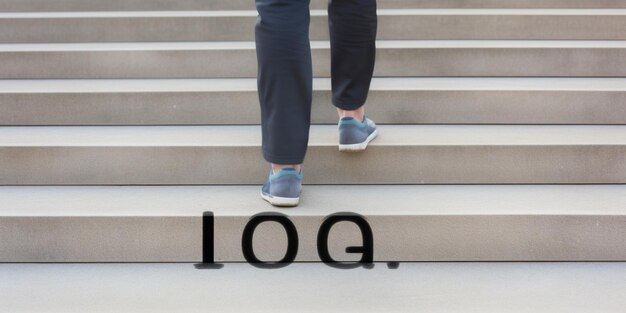 Foto una donna che indossa leggings neri e scarpe da ginnastica jj g sta salendo i gradini.