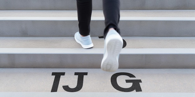 Foto una donna che indossa leggings neri e scarpe da ginnastica jj g sta salendo i gradini.