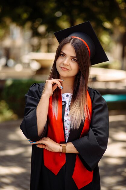 Photo a woman wearing a black and red dress with a black cap on her head