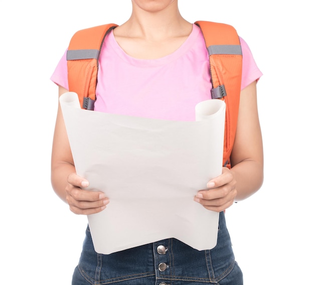 женщина в пустой розовой футболке, джинсах с рюкзаком и с картой, изолированной от белого фона.