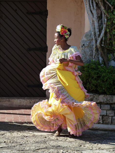 Foto donna che indossa un costume mentre cammina sulla strada