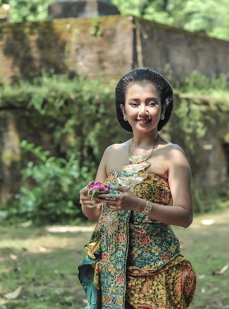 A woman wearing a dress that says " geisha ".