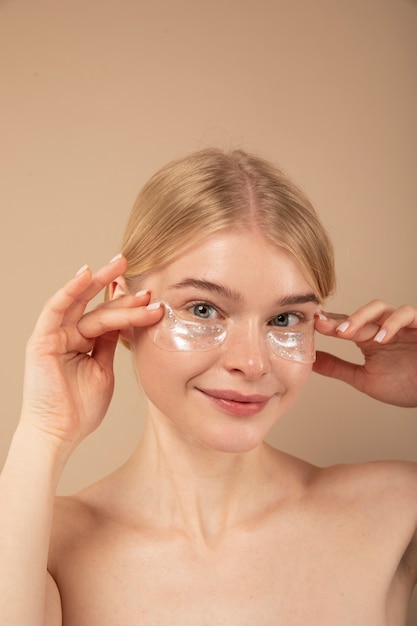 Photo woman wearing eye patches close up